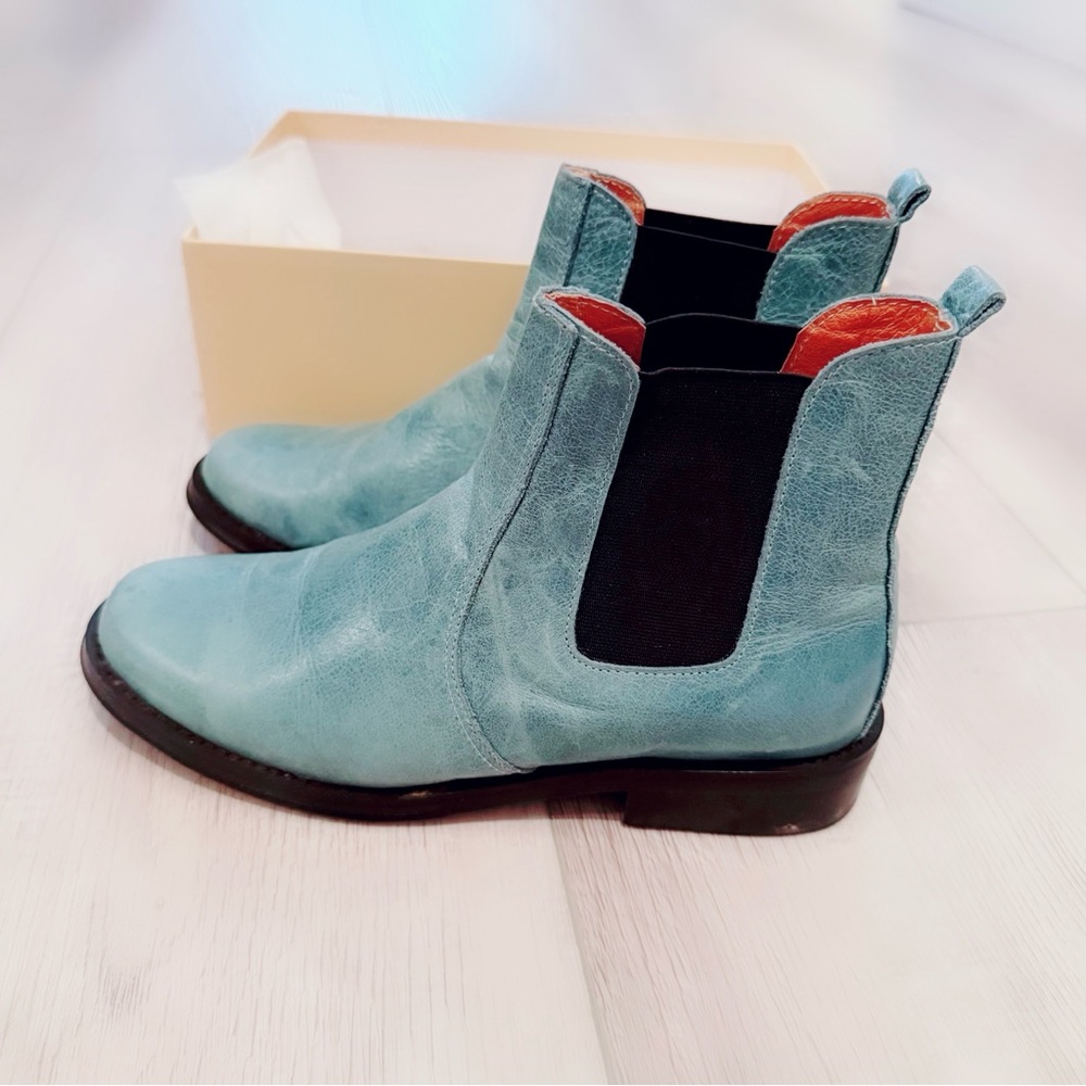 Ultra comfortable genuine leather booties in turquoise NIB